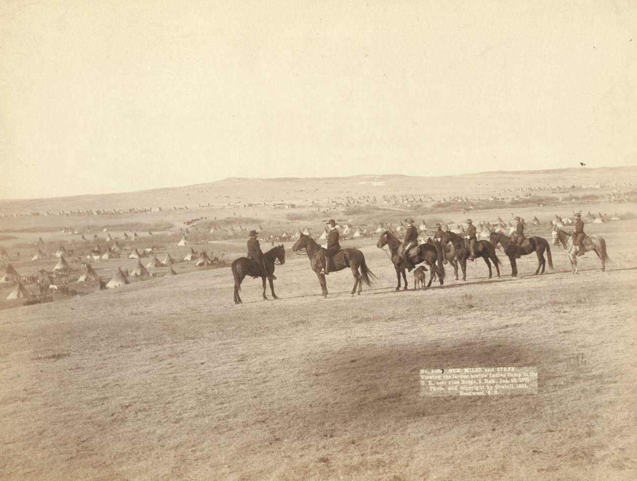 Gen. Miles e il suo staff che osservano il più grande campo indiano ostile negli Stati Uniti, vicino a Pine Ridge da John C. H. Grabill