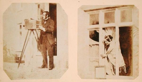 Autoritratto a sinistra ed Emma Thomasina Llewelyn che stampa un negativo su carta al sole a destra da John Dillwyn Llewelyn