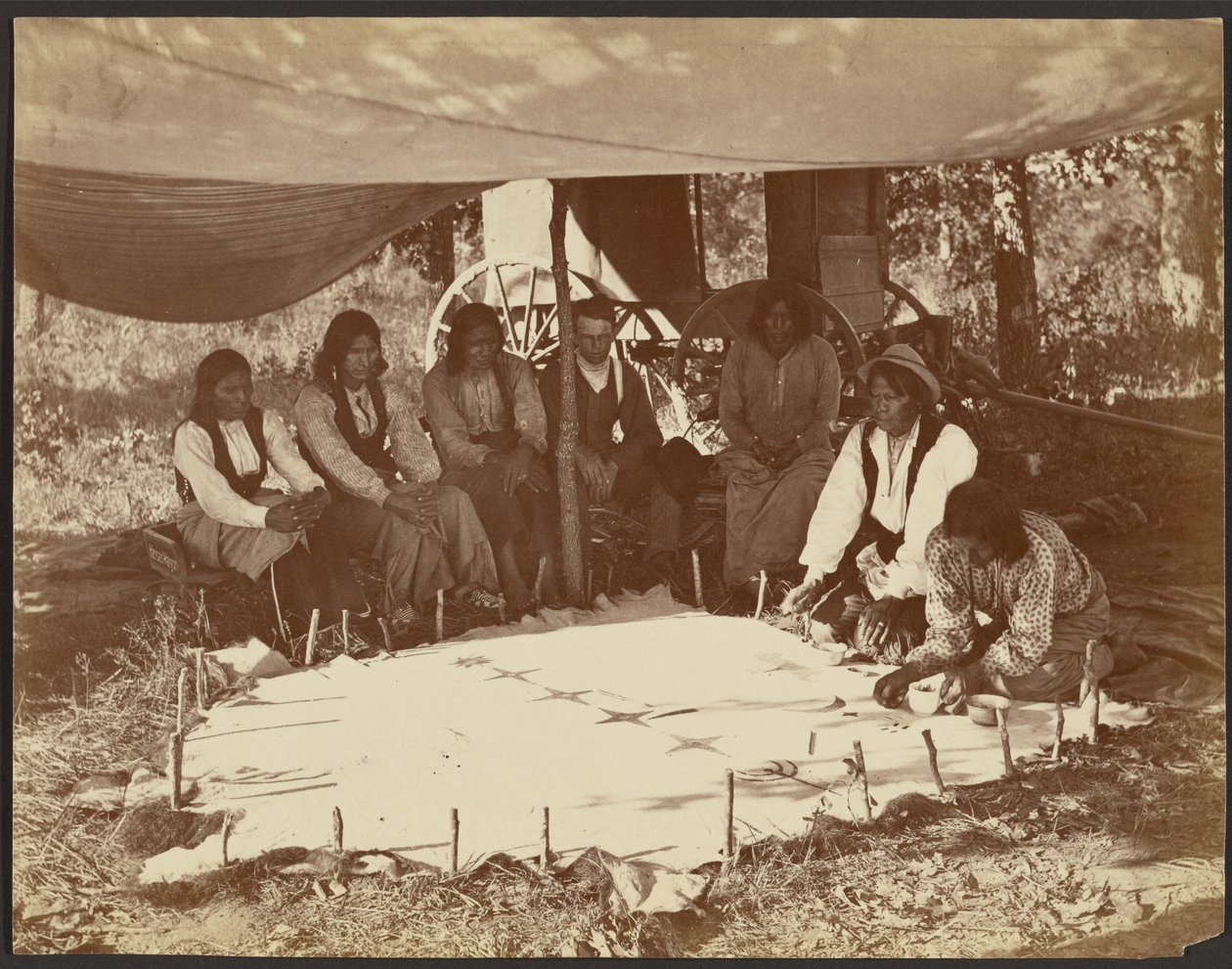 Kiowa che dipingono una veste, Fort Sill, Territorio Indiano da John K. Hillers