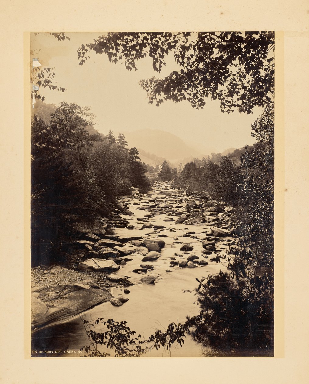Sul torrente Hickory Nut, Carolina del Nord da John K. Hillers