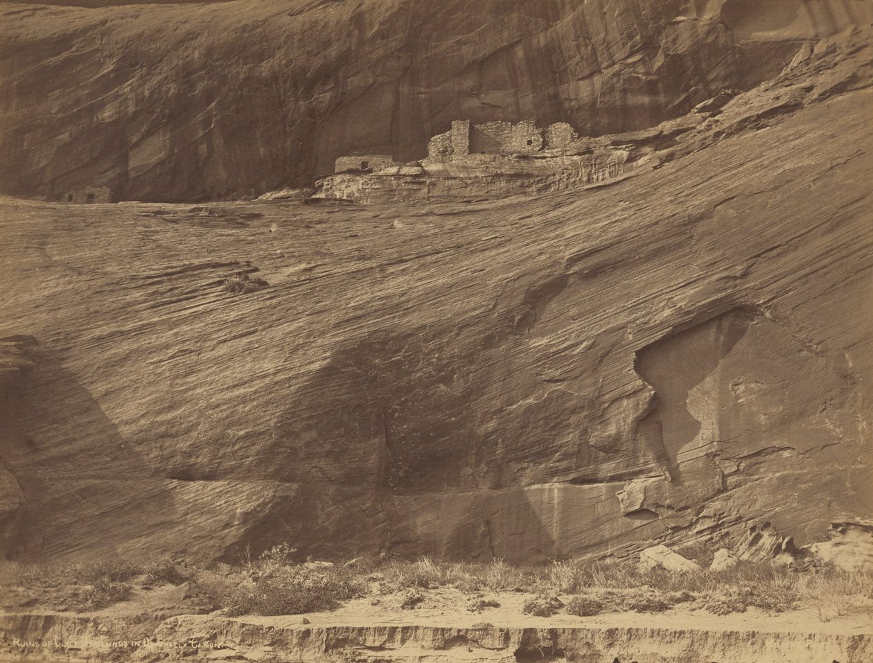 Rovine di abitazioni sulla scogliera, Canyon de Chelly, 1889 (foto) da John K. Hillers