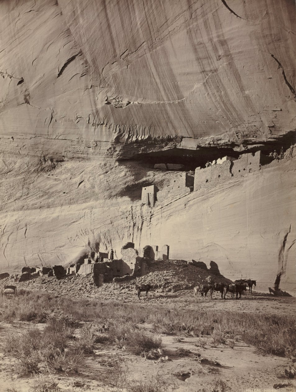Rovine delle abitazioni rupestri, Cañon de Chelly, Arizona, c. 1879-1881 da John K. Hillers