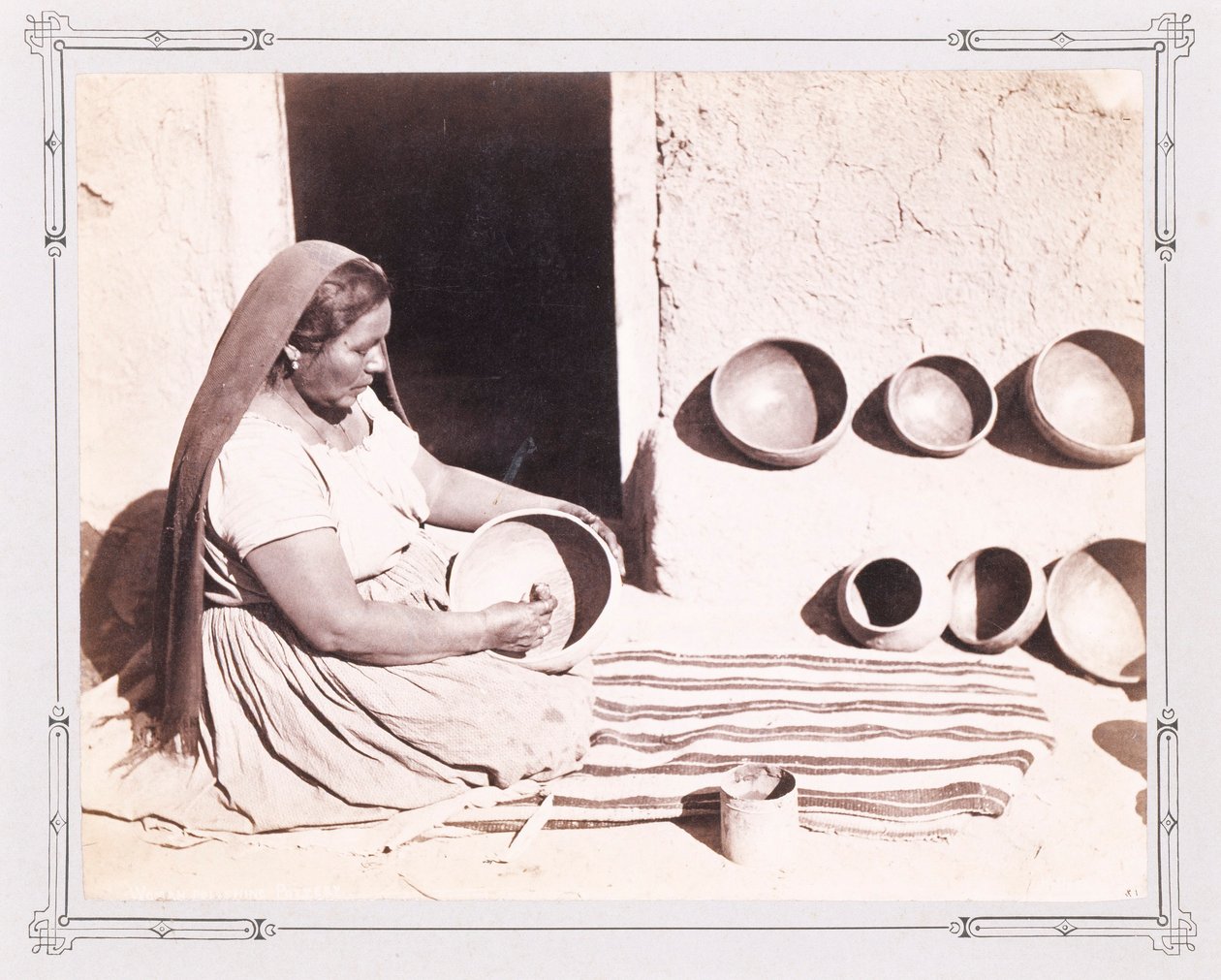 Donna che lucida ceramiche da John K. Hillers
