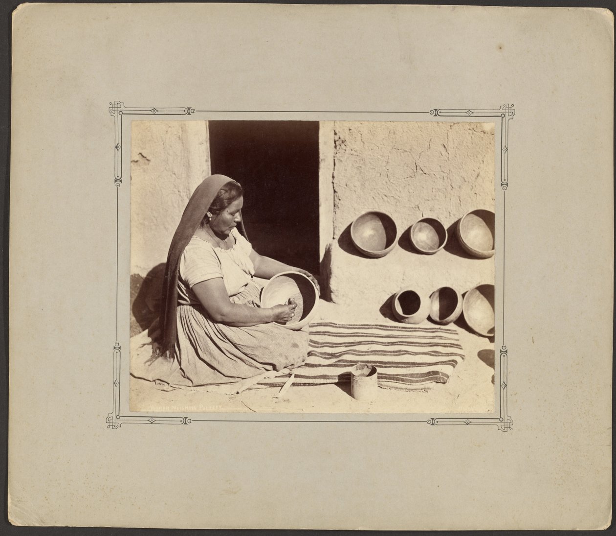 Donna che lucida ceramiche da John K. Hillers