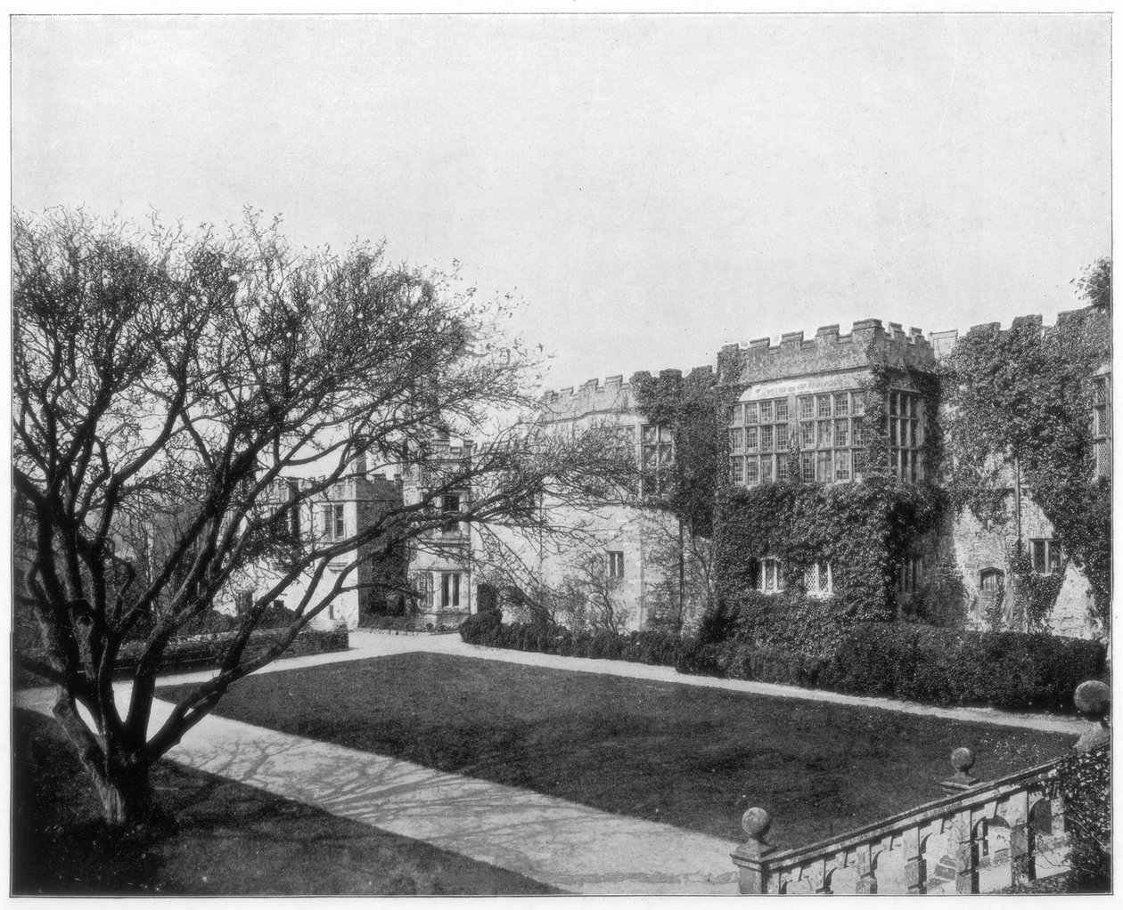 Haddon Hall vicino a Bakewell, Derbyshire, Inghilterra, fine XIX secolo da John L. Stoddard