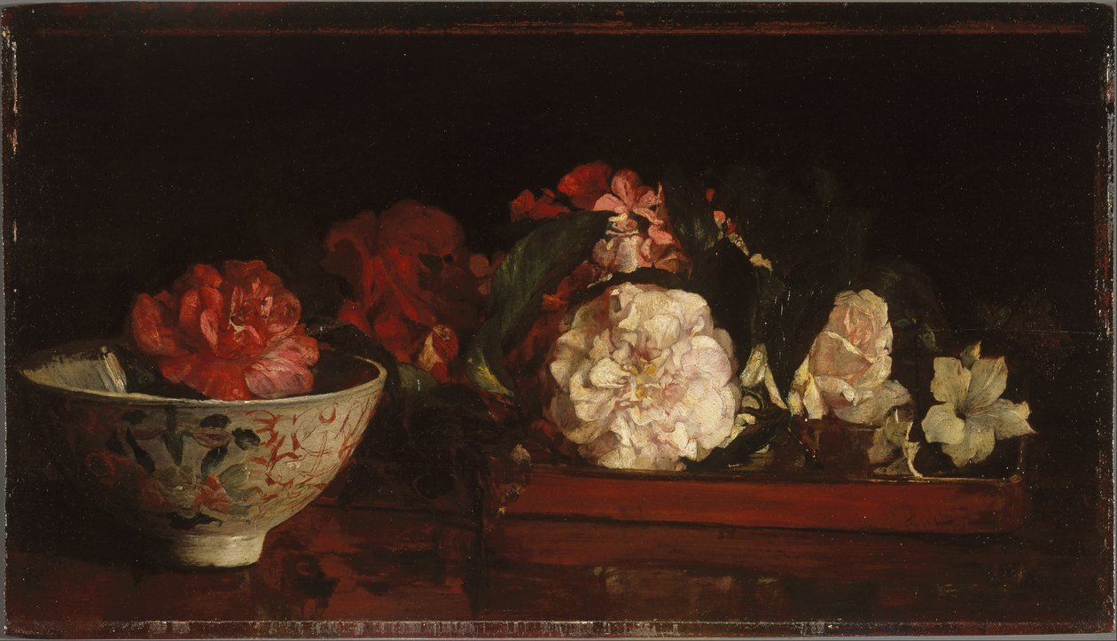 Fiori su un vassoio giapponese su un tavolo di mogano da John La Farge