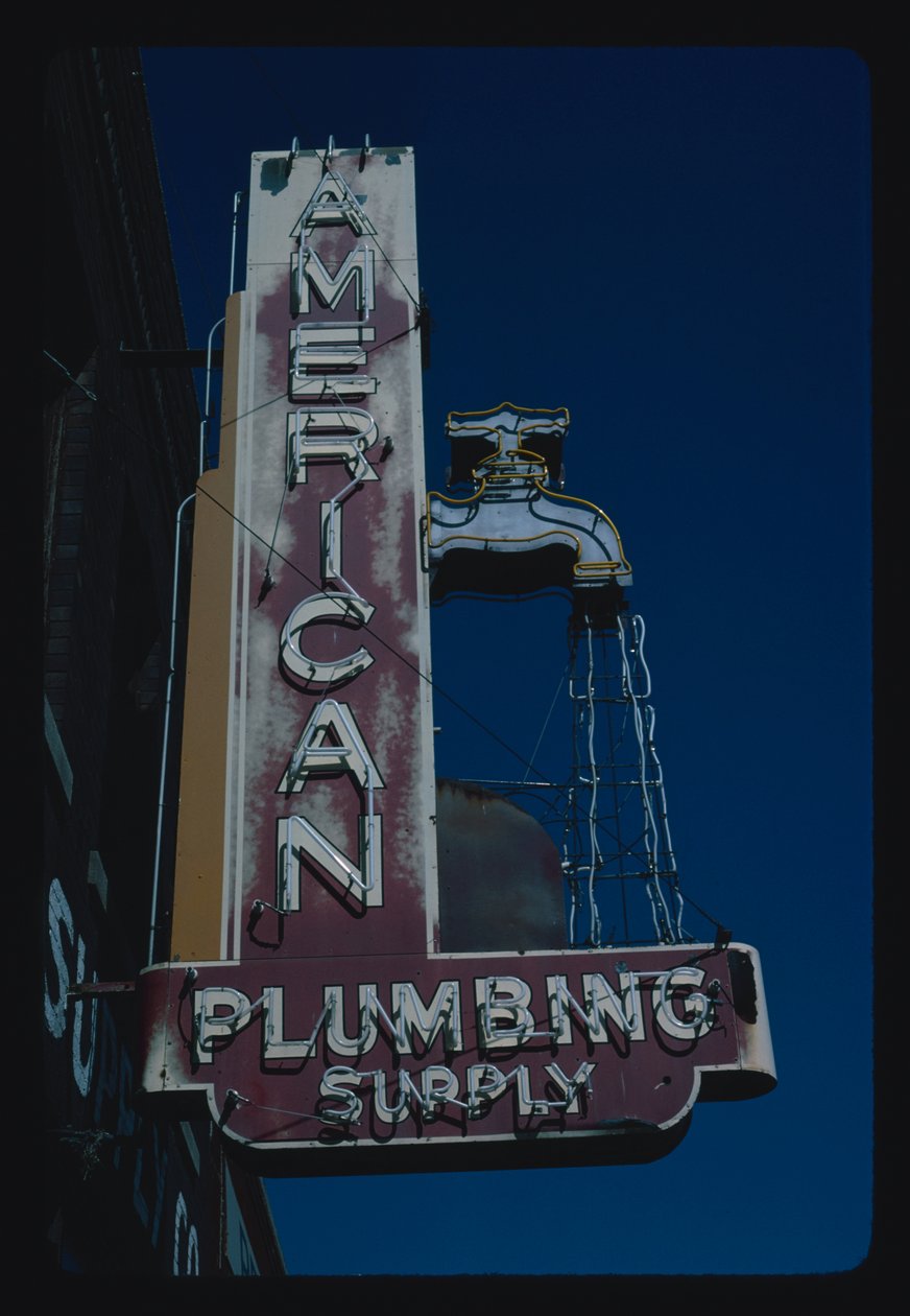 American Plumbing Supply sign, Des Moines, Iowa, USA da John Margolies