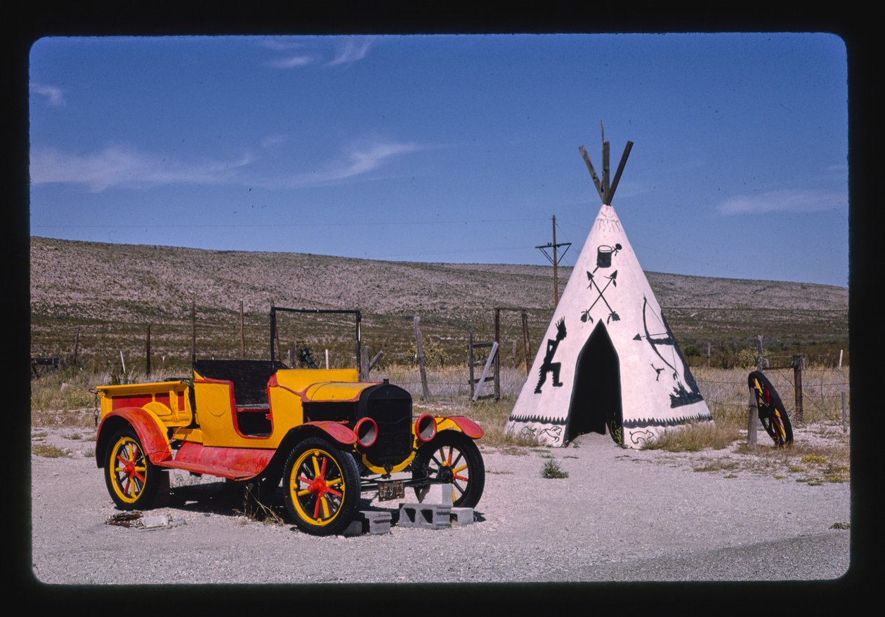 Apache Canyon Trading Post, teepee e auto, strade 62 e 180, Whites City, Nuovo Messico, USA da John Margolies