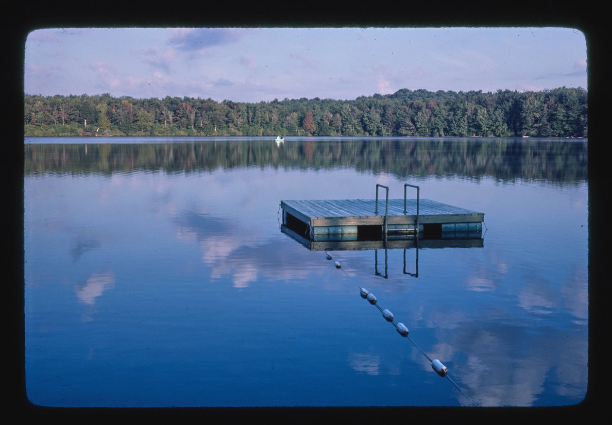 Menges Sand Pond, Menges Lakeside Resort, Livingston Manor, New York, USA da John Margolies