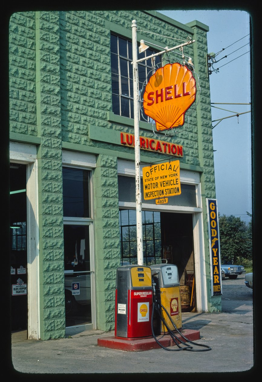 Stazione di servizio Shell, Delaware Street, Walton, New York, USA da John Margolies