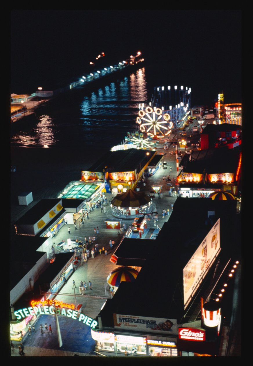 Molo di Steeplechase di notte, Atlantic City, New Jersey, USA da John Margolies