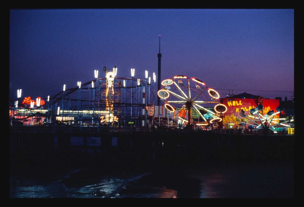 Molo di Steeplechase di notte, Atlantic City, New Jersey, USA da John Margolies