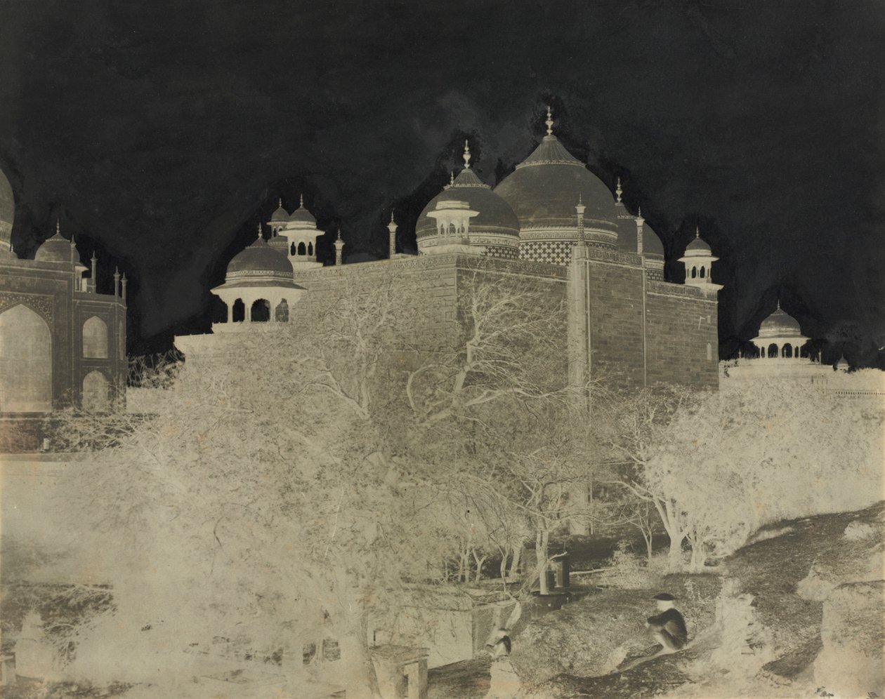 Taj Mahal, vista posteriore della casa di riposo, con figura, c. 1858-1862 da John Murray