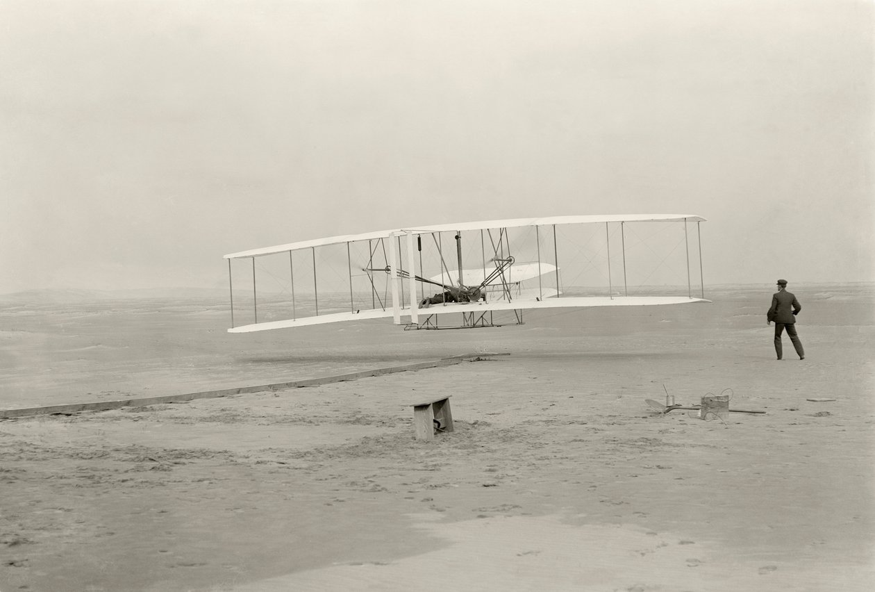 Il Wright Flyer I effettua il suo primo volo di 120 piedi in 12 secondi, a Kitty Hawk, North Carolina da John T. Daniels