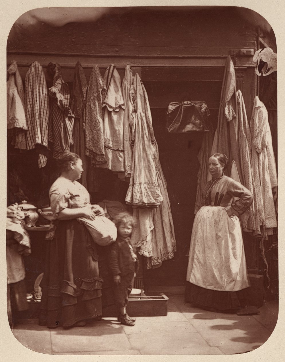 Un negozio di vestiti usati, Seven Dials da John Thomson