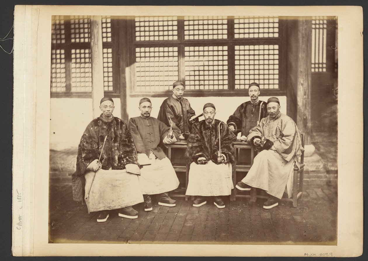 [Ritratto di gruppo di uomini] da John Thomson