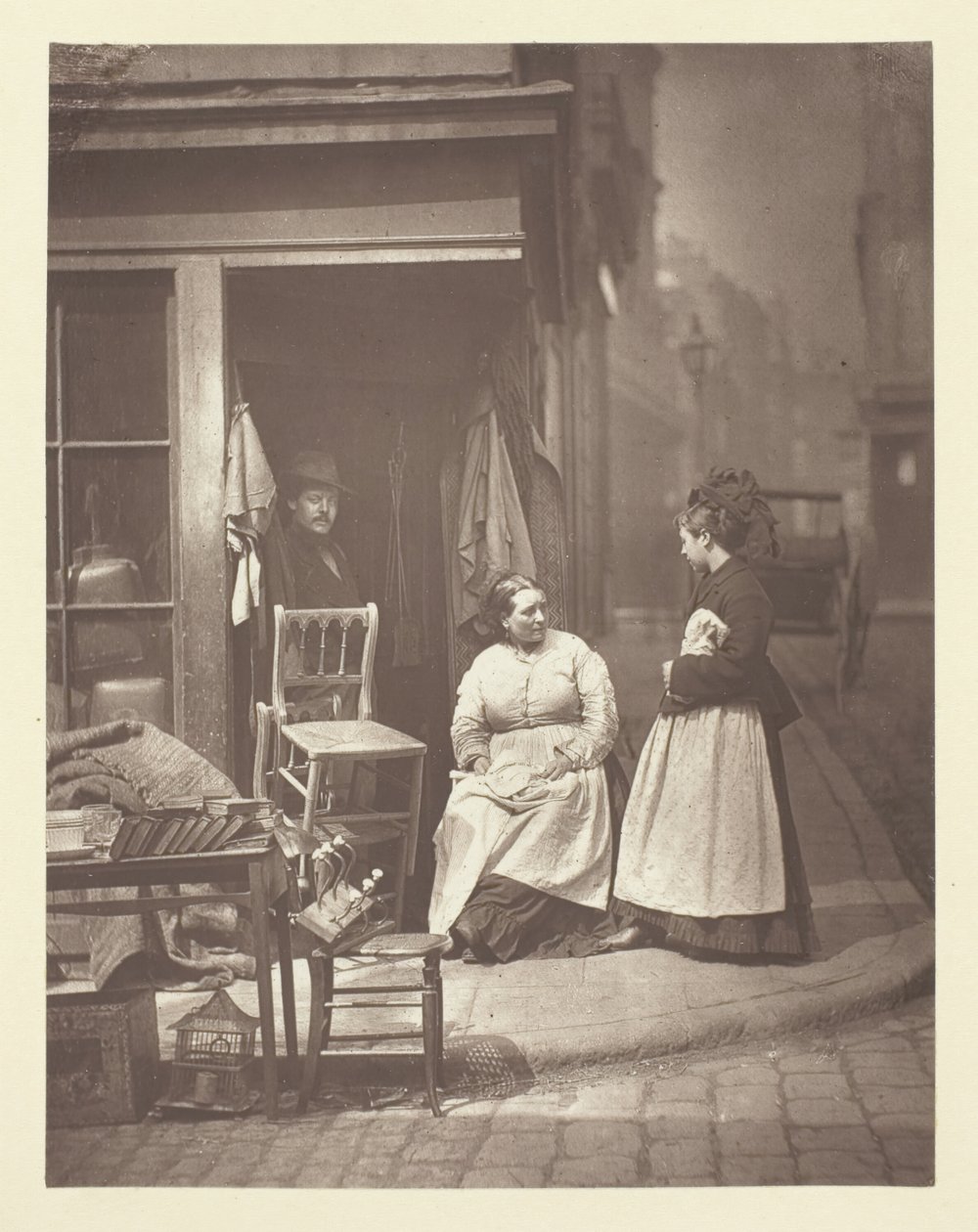Vecchi mobili, 1881 da John Thomson