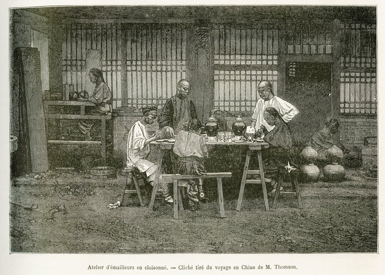 Gli artigiani di un laboratorio di cloisonné a Pechino. Incisione da una fotografia di M. Thomson per illustrare il viaggio a Pechino e nel Nord della Cina, di T. Choutze, nel 1873, pubblicato in "Le tour du monde" 1876, a cura di Edouard Charton, edizione da John Thomson