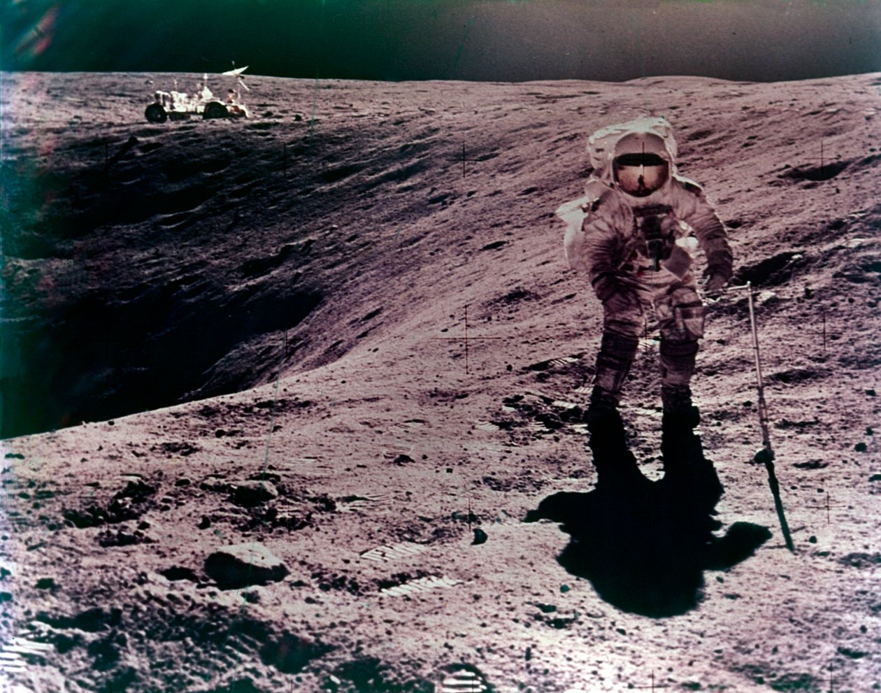 Astronauta Charles Duke al sito di atterraggio Descartes, missione Apollo 16, aprile 1972 da John Watts Young