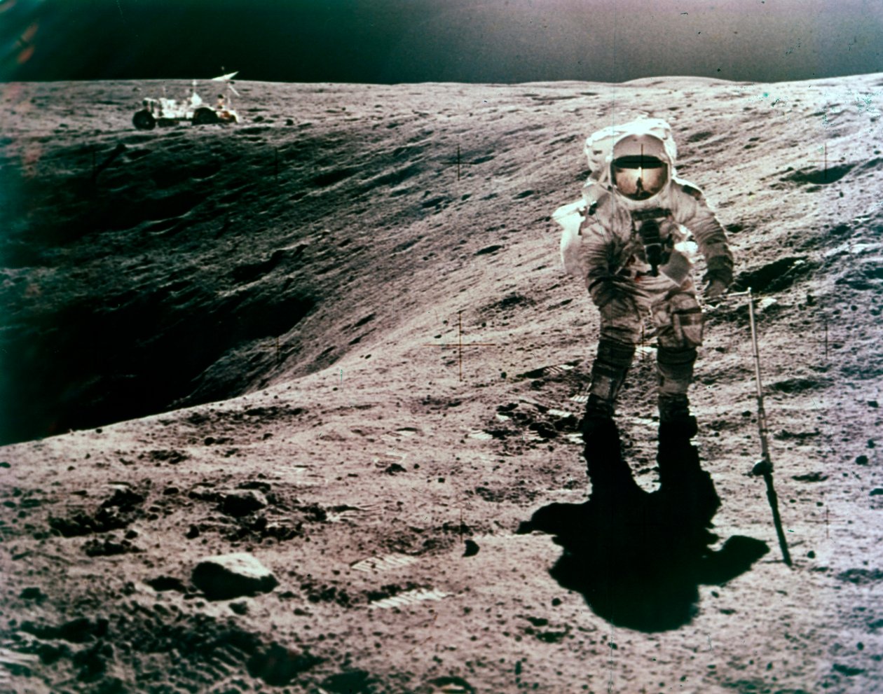 Astronauta Charles Duke al sito di atterraggio di Descartes, missione Apollo 16, aprile 1972 da John Watts Young