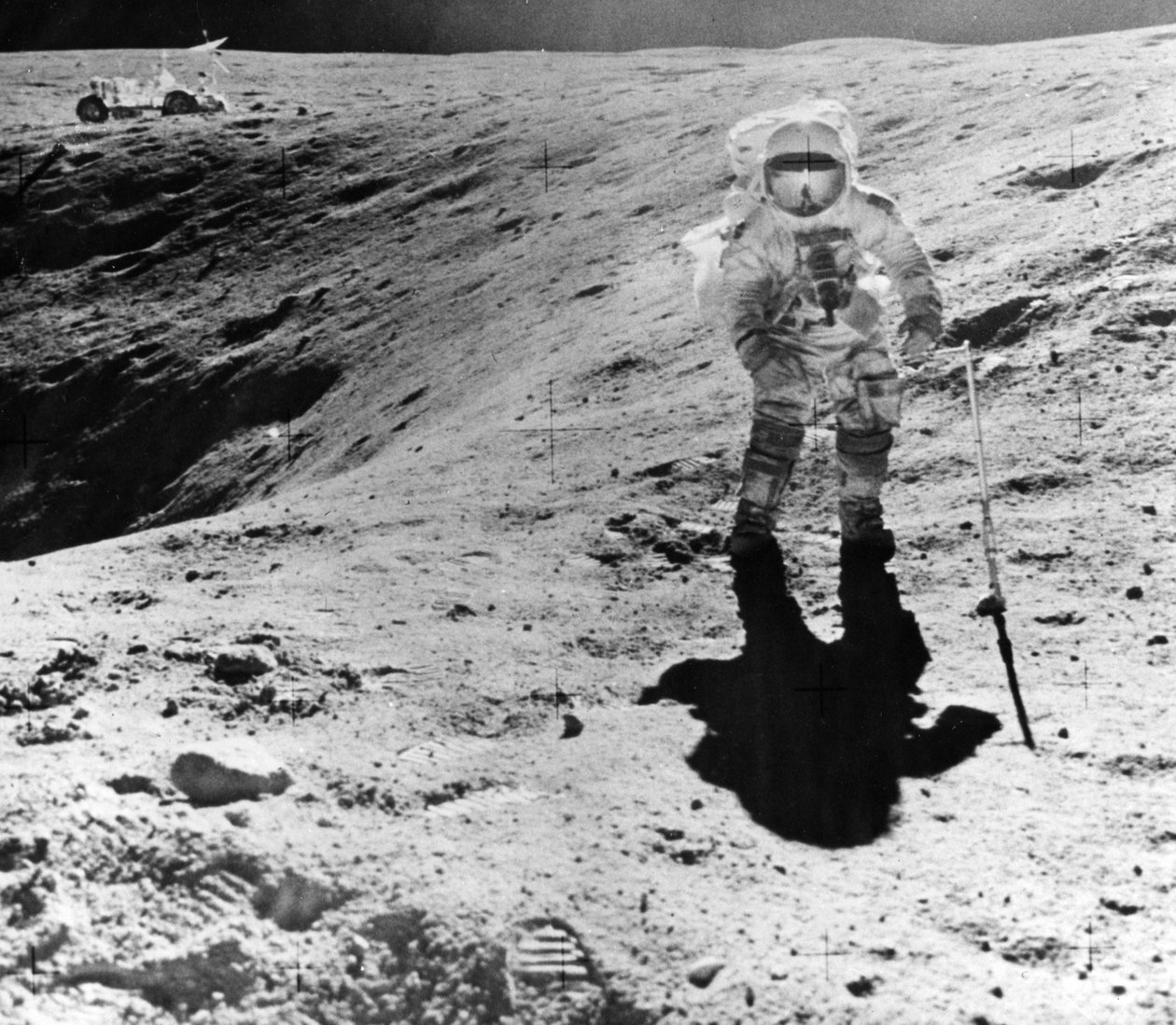Charles Duke raccoglie campioni nel sito di atterraggio di Descartes durante la missione Apollo 16 da John Watts Young