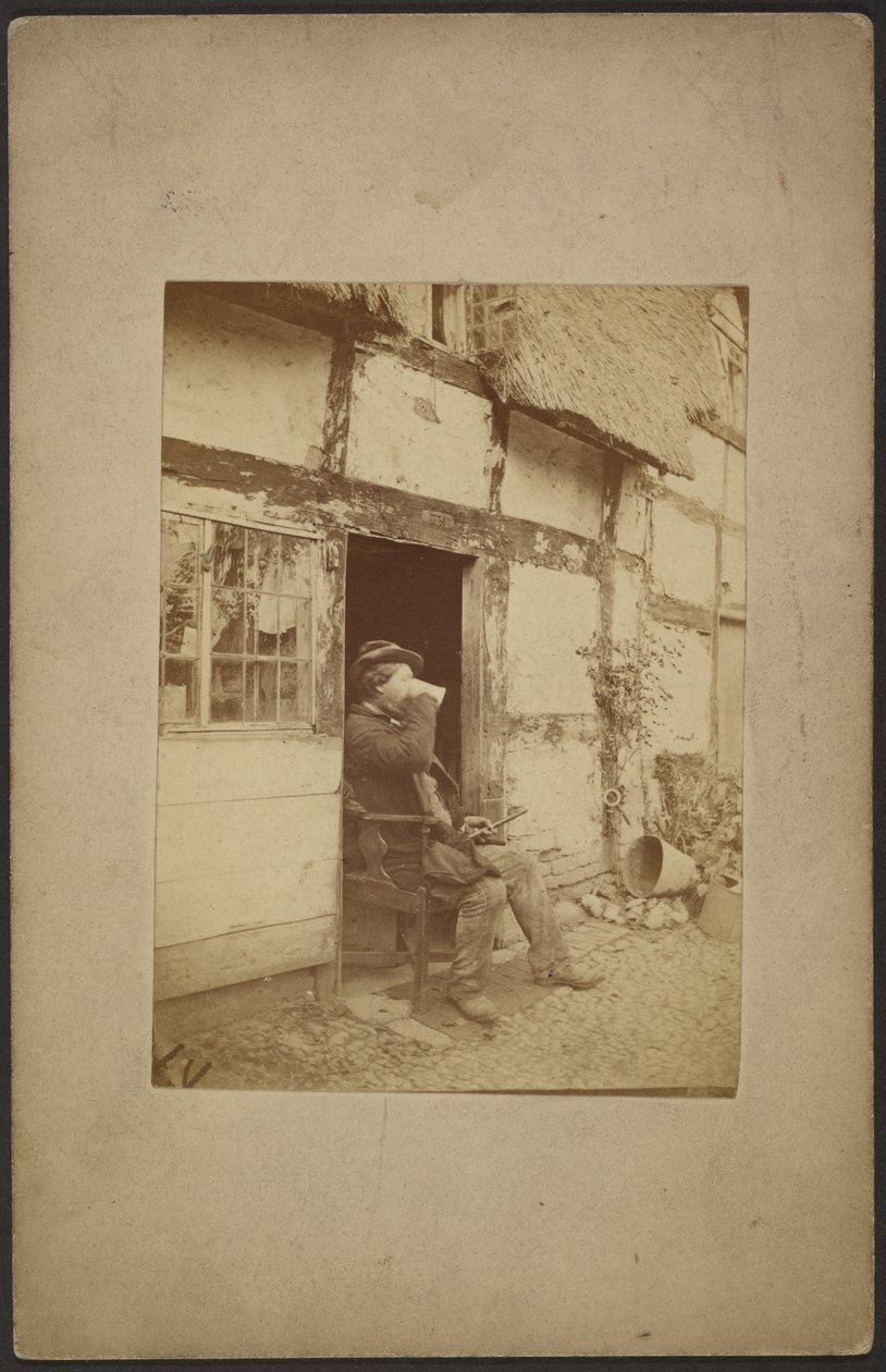 [Uomo seduto che beve da un boccale nel portone aperto] da John Whistler