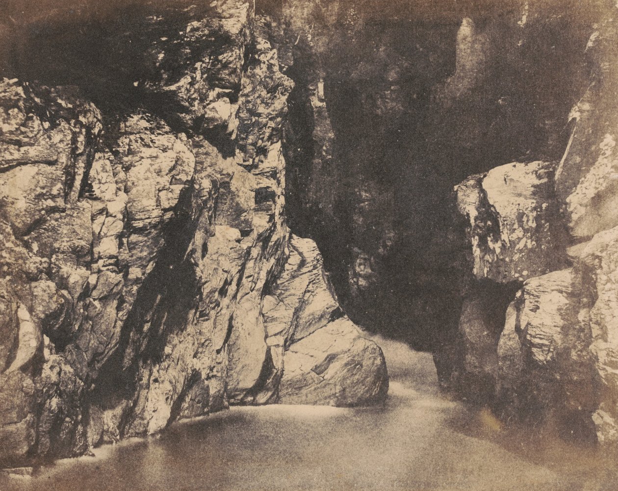 Sponde di uno stagno, il ponte di Rumbling a Dunkeld, 1853 ca. 1853 (foto) da John William Dudgeon