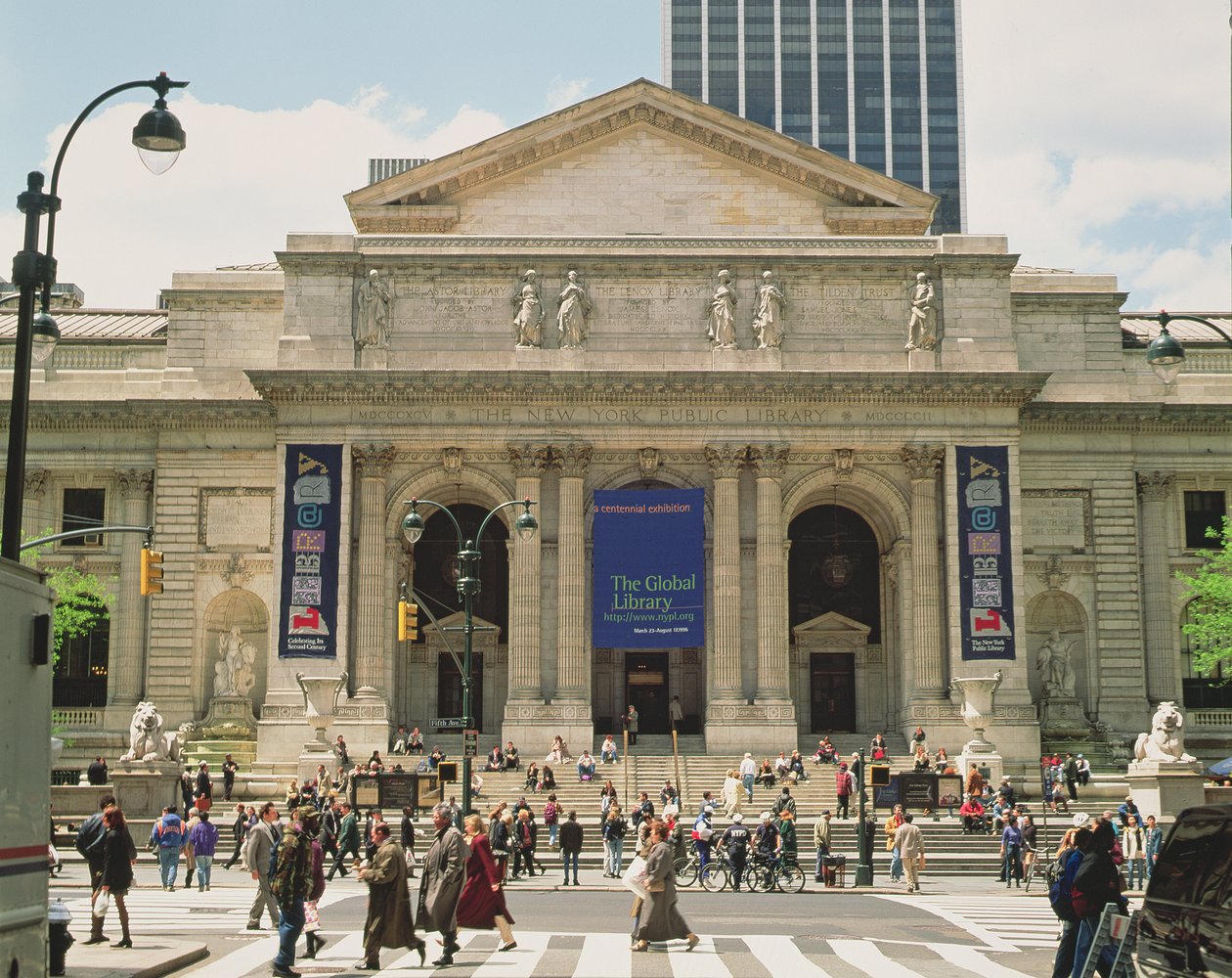 Dettaglio della facciata della Biblioteca Pubblica di New York, inaugurata nel 1911 da John and Hastings, Thomas Carrere