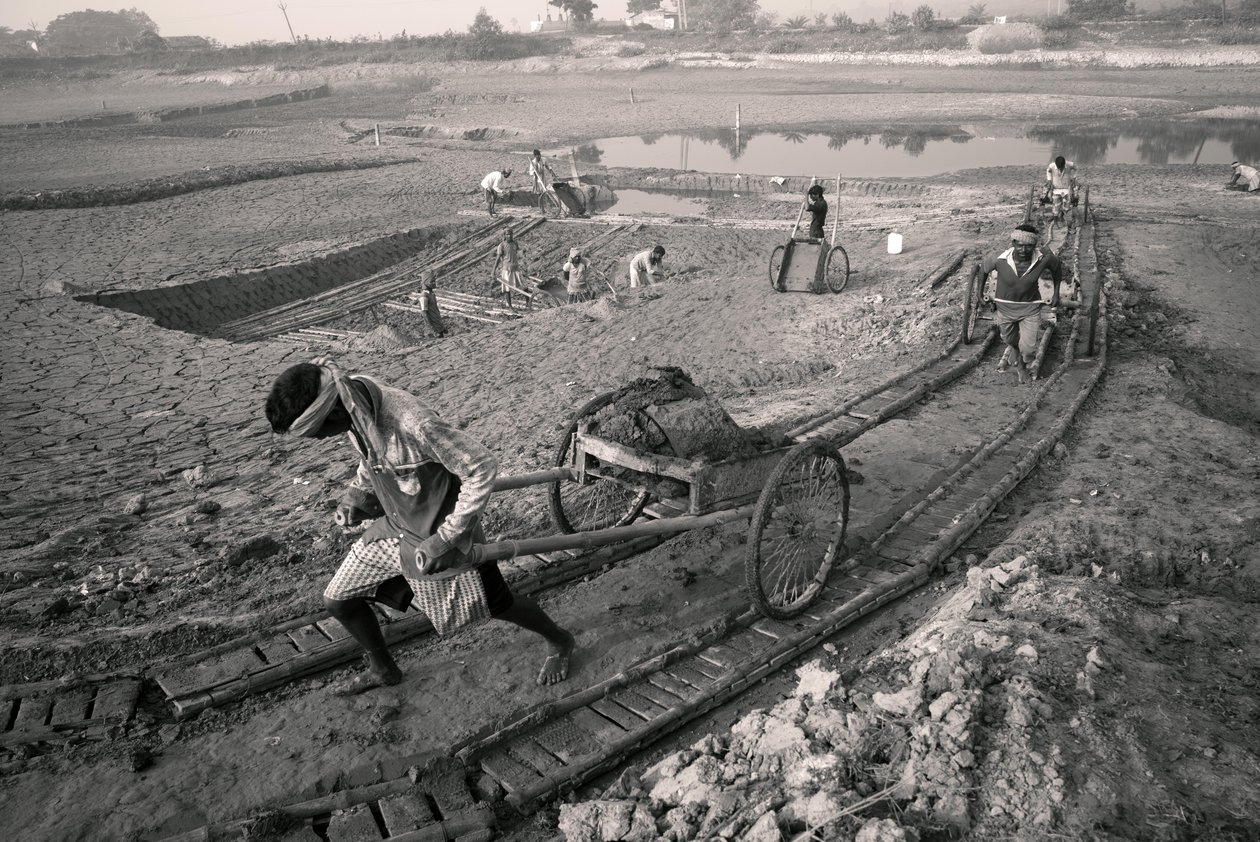 Fabbriche di mattoni a Kolkata, India, 2016 (foto) da Jon Nicholson