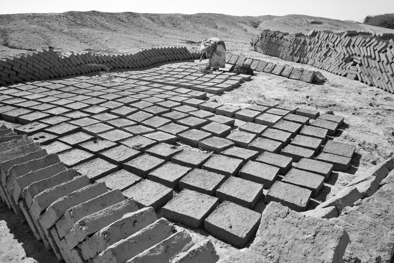 Fabbriche di mattoni in Rajasthan, India, 2016 (foto) da Jon Nicholson