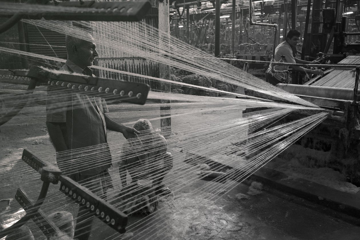Fabbrica di iuta, Kolkata, India, 2017 (foto) da Jon Nicholson