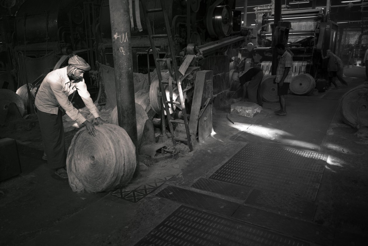 Fabbrica di iuta, Kolkata, India, 2017 (foto) da Jon Nicholson