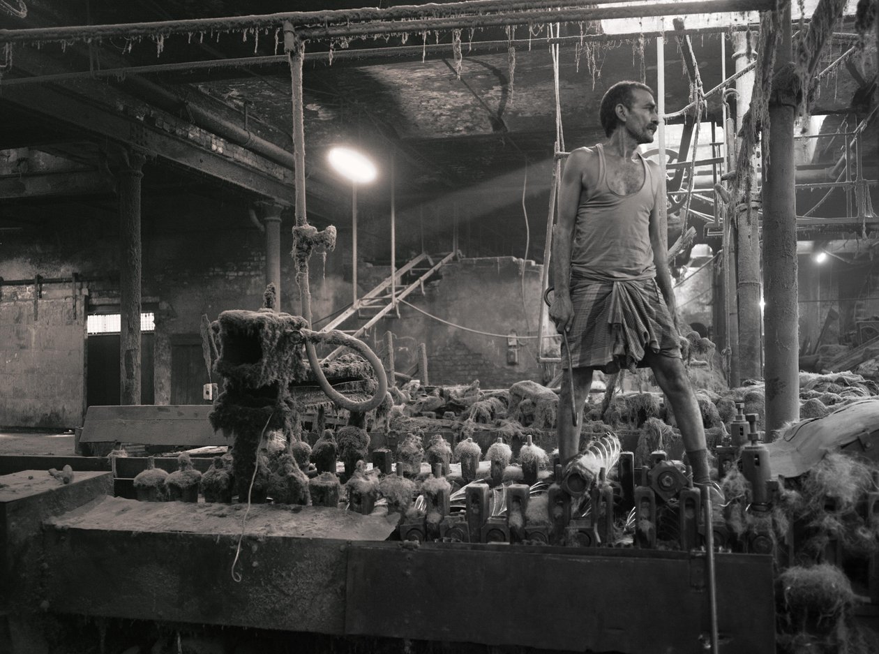 Fabbrica di iuta, Kolkata, India, 2017 (foto) da Jon Nicholson