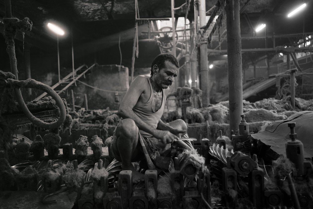 Fabbrica di iuta, Kolkata, India, 2017 (foto) da Jon Nicholson