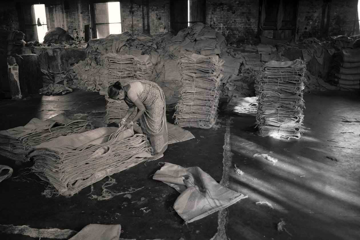 Fabbrica di iuta, Kolkata, India, 2017 (foto) da Jon Nicholson