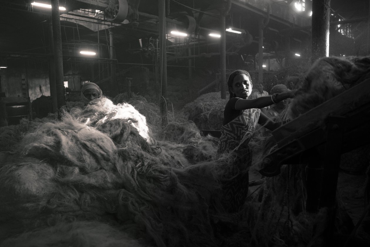 Fabbrica di iuta, Kolkata, India, 2017 (foto) da Jon Nicholson