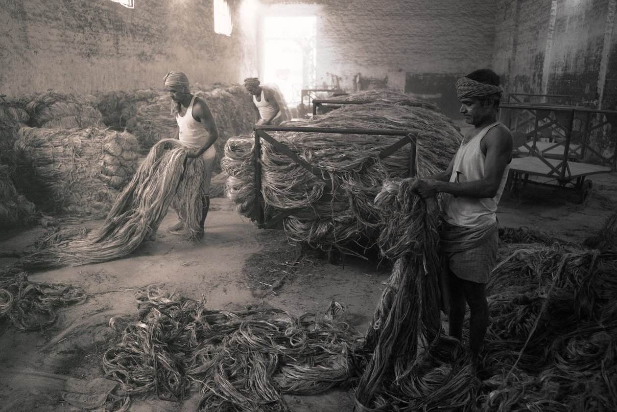 Fabbrica di iuta, Kolkata, India, 2017 (foto) da Jon Nicholson