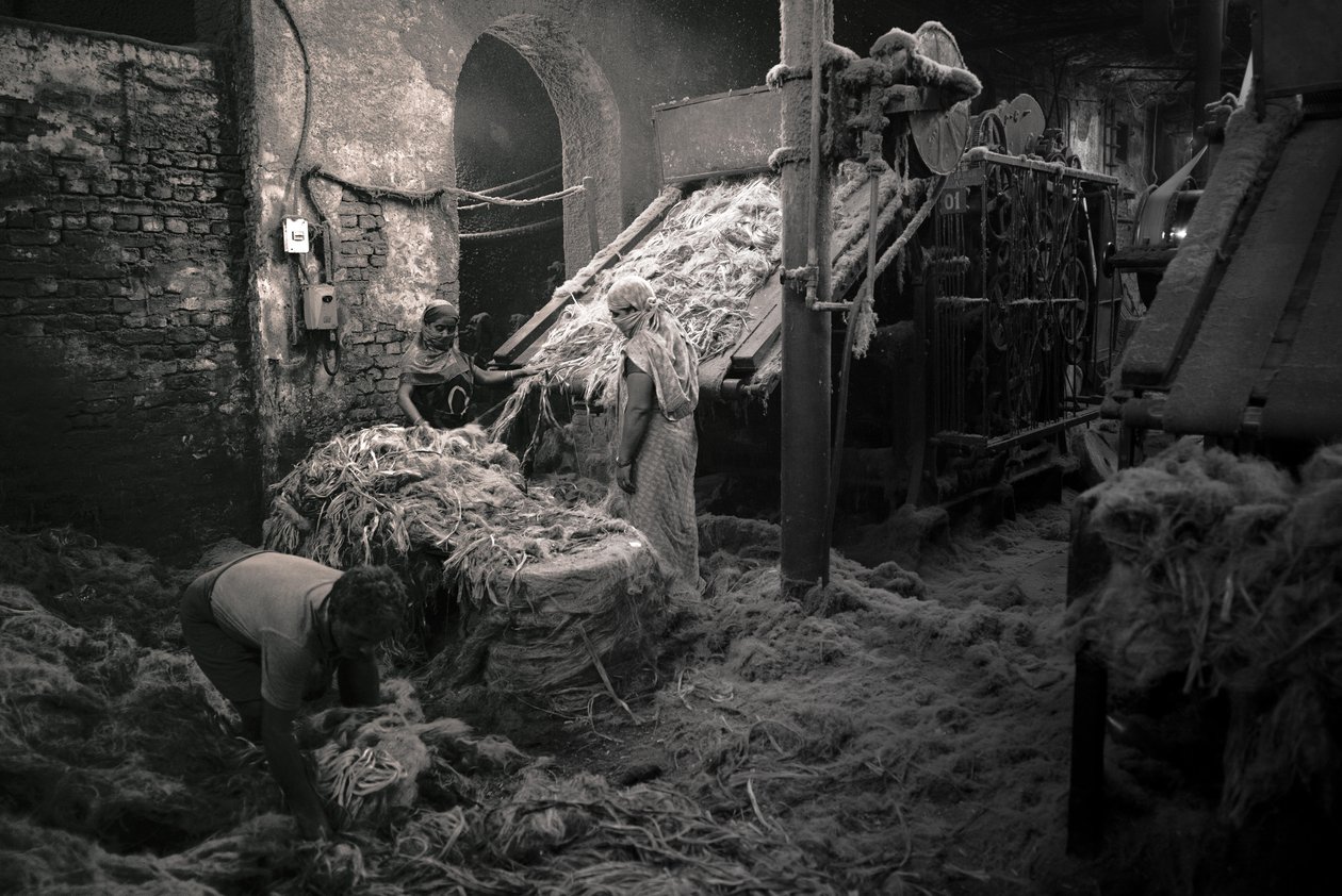 Fabbrica di iuta, Kolkata, India, 2017 (foto) da Jon Nicholson