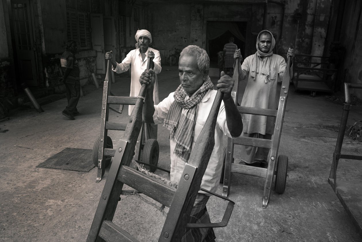 Fabbrica di iuta, Kolkata, India, 2017 (foto) da Jon Nicholson