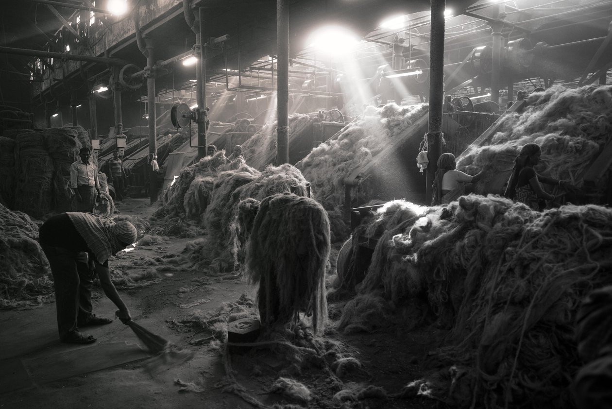 Fabbrica di iuta, Kolkata, India, 2017 (foto) da Jon Nicholson