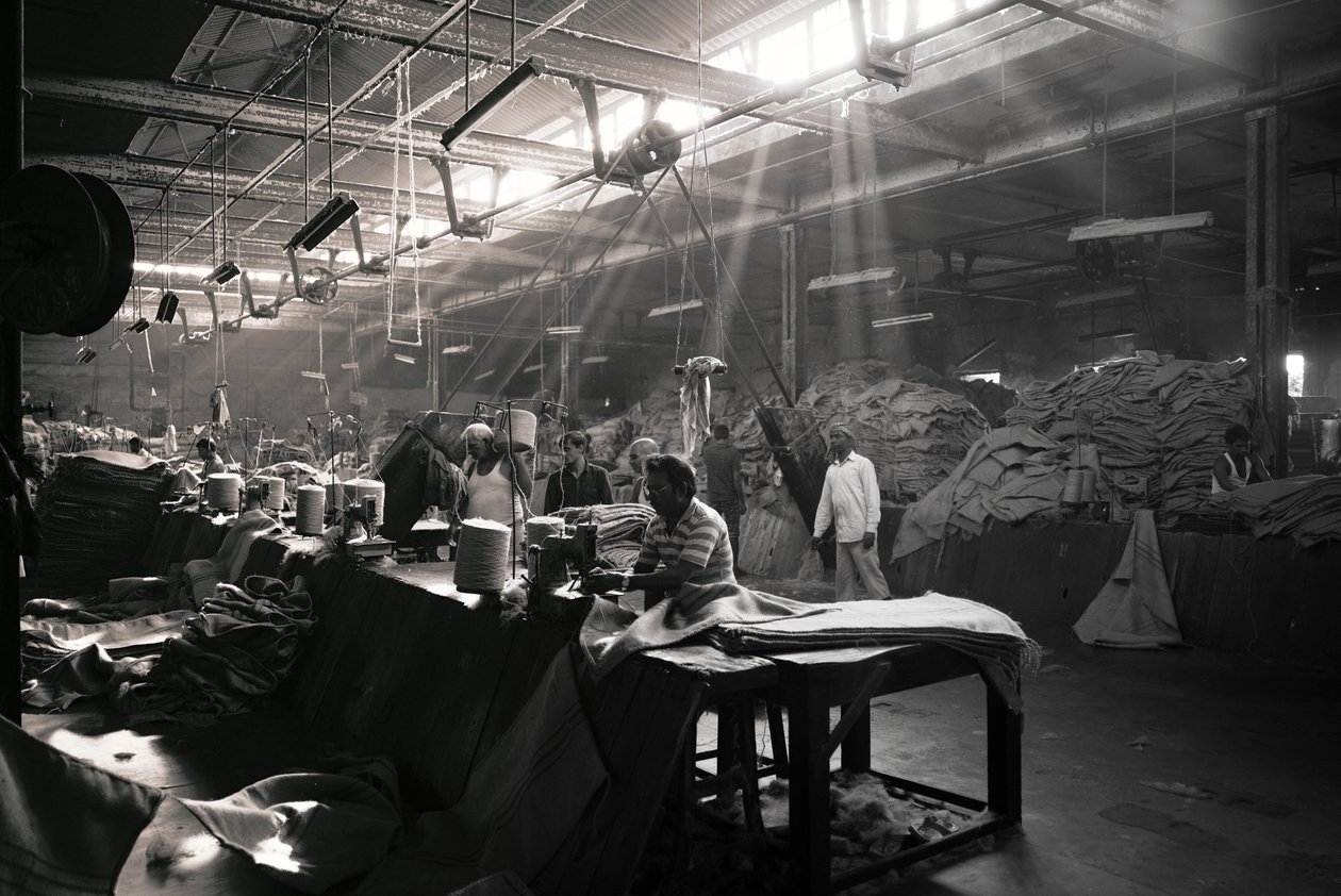 Fabbrica di iuta, Kolkata, India, 2017 (foto) da Jon Nicholson