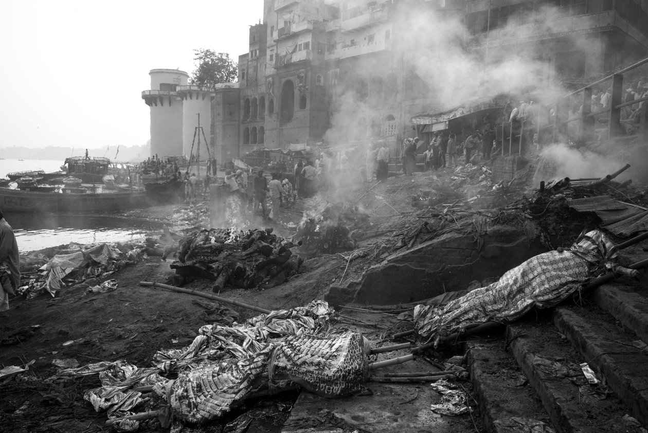 Manikarnika Ghat, Varanasi, 2016 (foto) da Jon Nicholson
