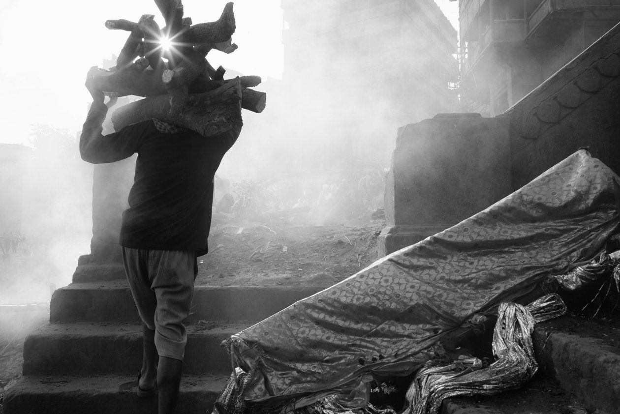 Manikarnika Ghat, Varanasi, 2016 (foto) da Jon Nicholson