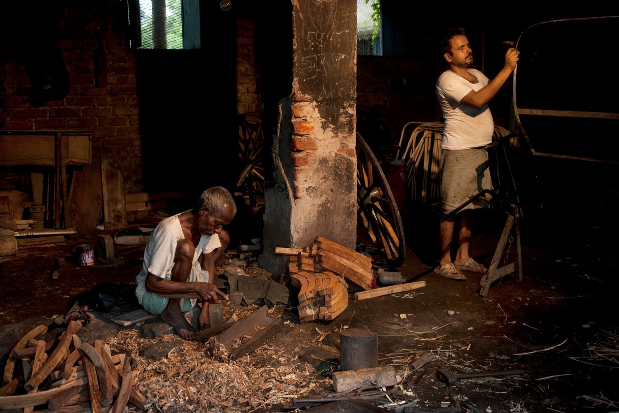 Tiratori di risciò, Kolkata, 2009 (foto) da Jon Nicholson