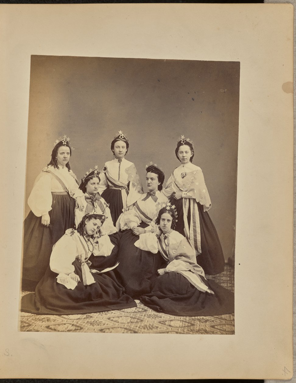 [Ritratto di gruppo di donne con corone e fusciacche]. da Jordan H. Abbott