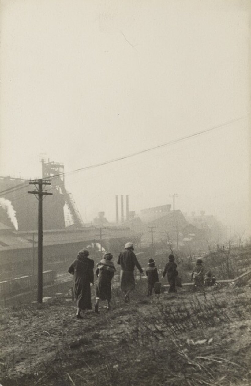 [Donne vicino al complesso industriale] da José Alemany
