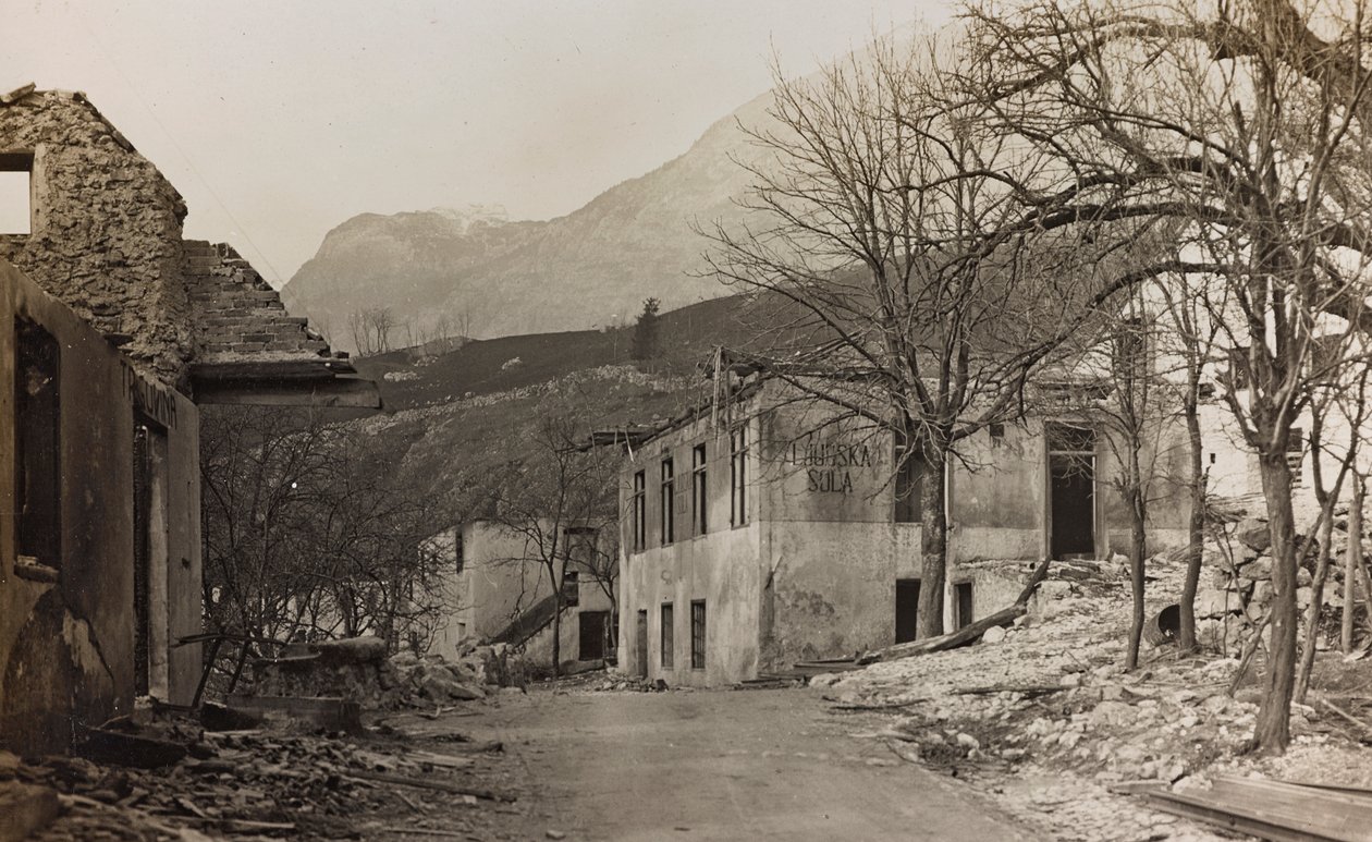 Album "Meine weltkriegs - Erinnerungen South-West Front (Carinzia, Italia, Trentino-Alto Adige) 31/03/1915-12/11/1918 - Josef Zohles Wien": macerie a Bovec da Josef Zohles