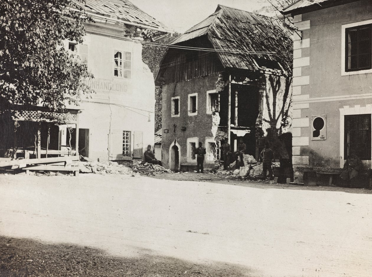 Album "Meine weltkriegs - Erinnerungen South-West Front (Carinzia, Italia, Trentino-Alto Adige) 31/03/1915-12/11/1918 - Josef Zohles Wien": piazza con macerie da Josef Zohles
