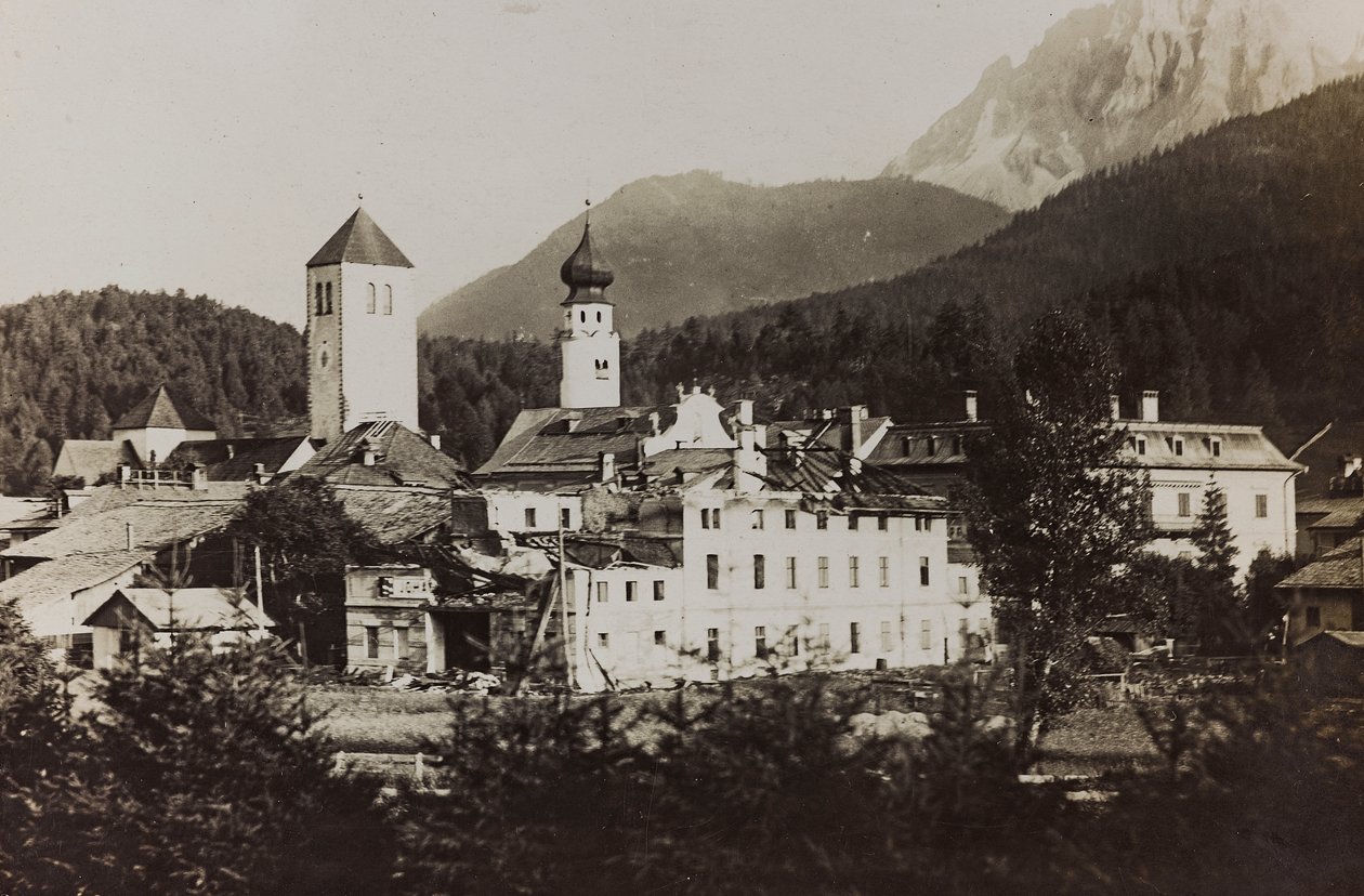 Album "Meine weltkriegs - Erinnerungen South-West Front (Carinzia, Italia, Trentino-Alto Adige) 31/03/1915-12/11/1918 - Josef Zohles Wien": vista di Dobbiaco dopo i bom da Josef Zohles