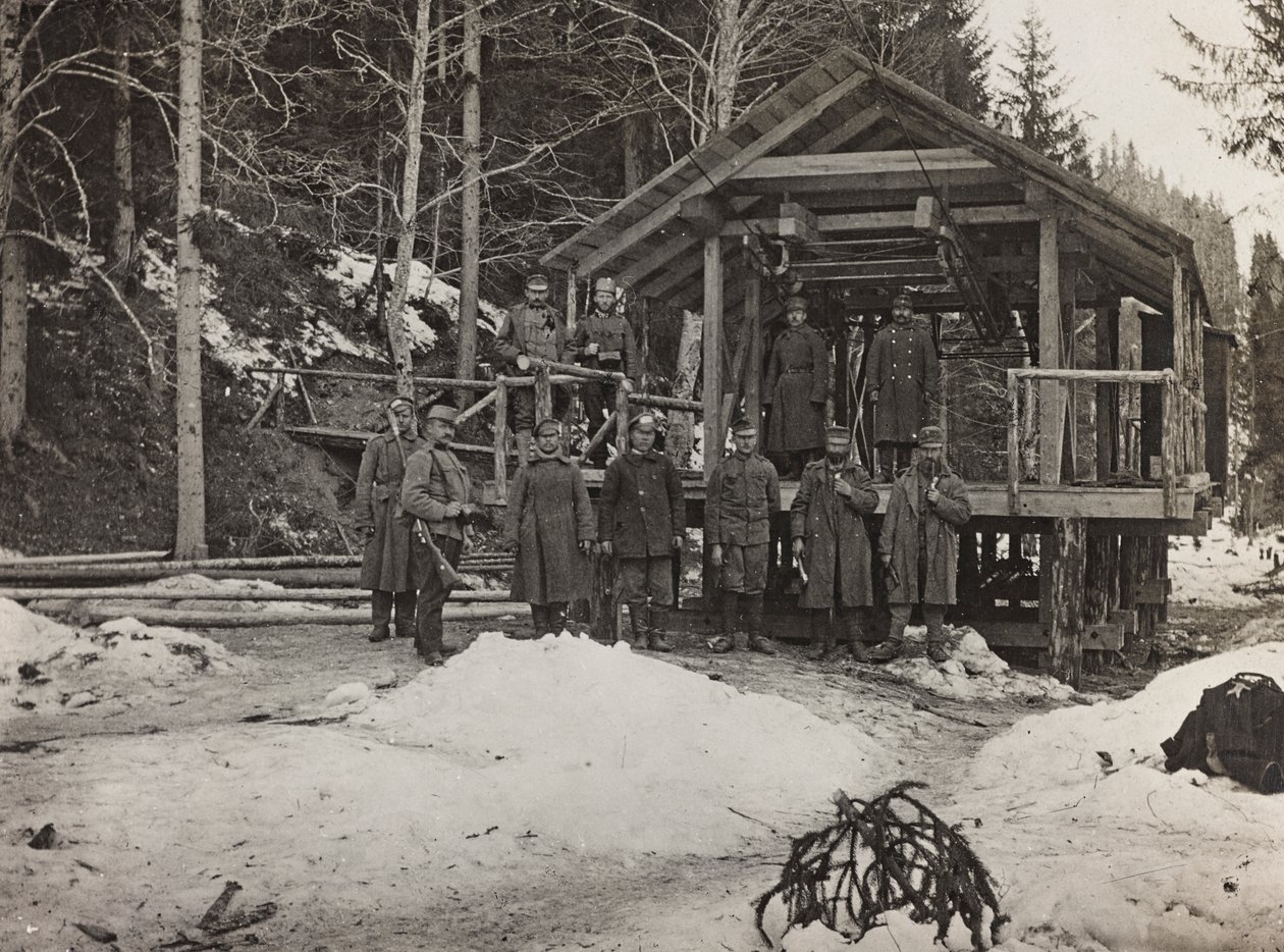 Album "Meine weltkriegs - Erinnerungen South-West Front (Carinzia, Italia, Trentino-Alto Adige) 31/03/1915-12/11/1918 - Josef Zohles Wien": soldati davanti a una cabina da Josef Zohles